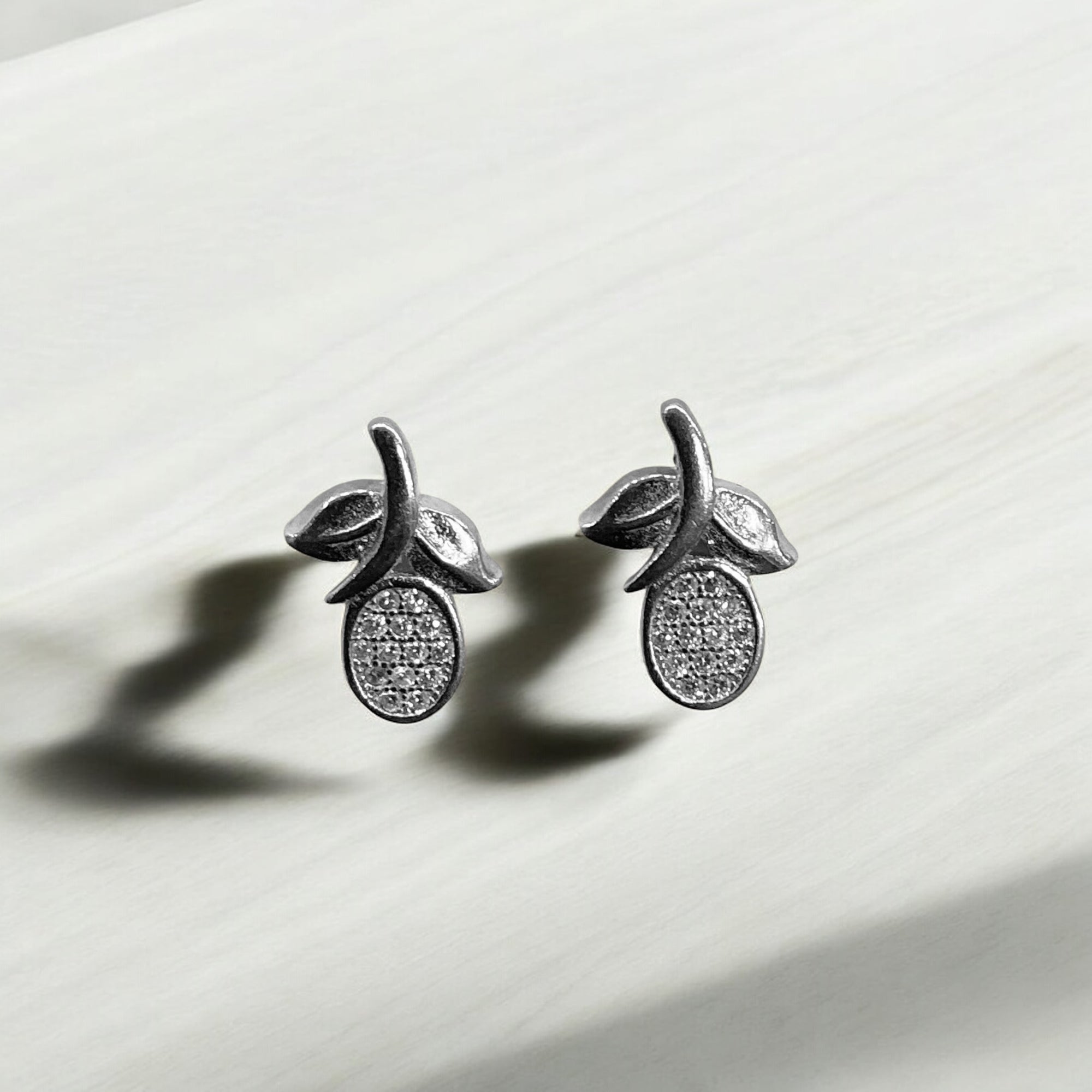 “LIRA LEAF EARRING”
