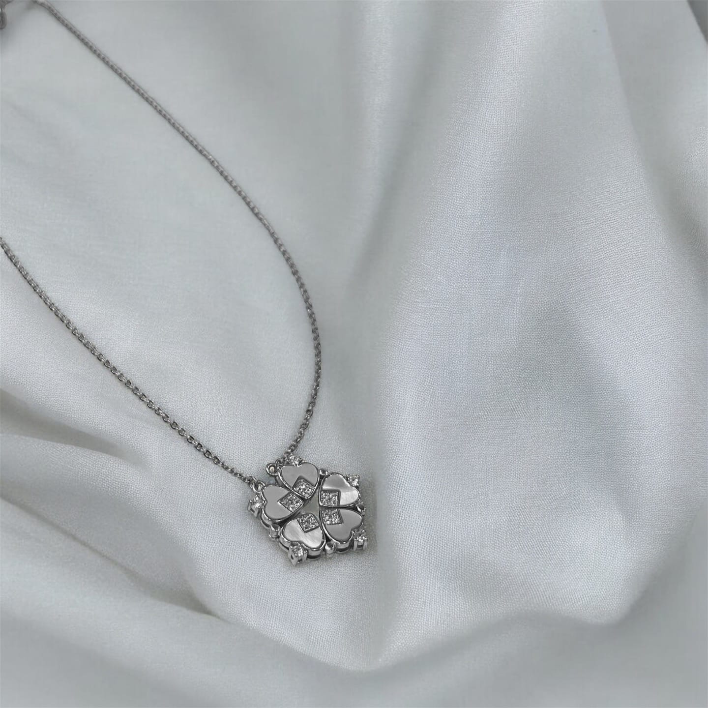 "SYMBOLICA CLOVE PENDANT SET"