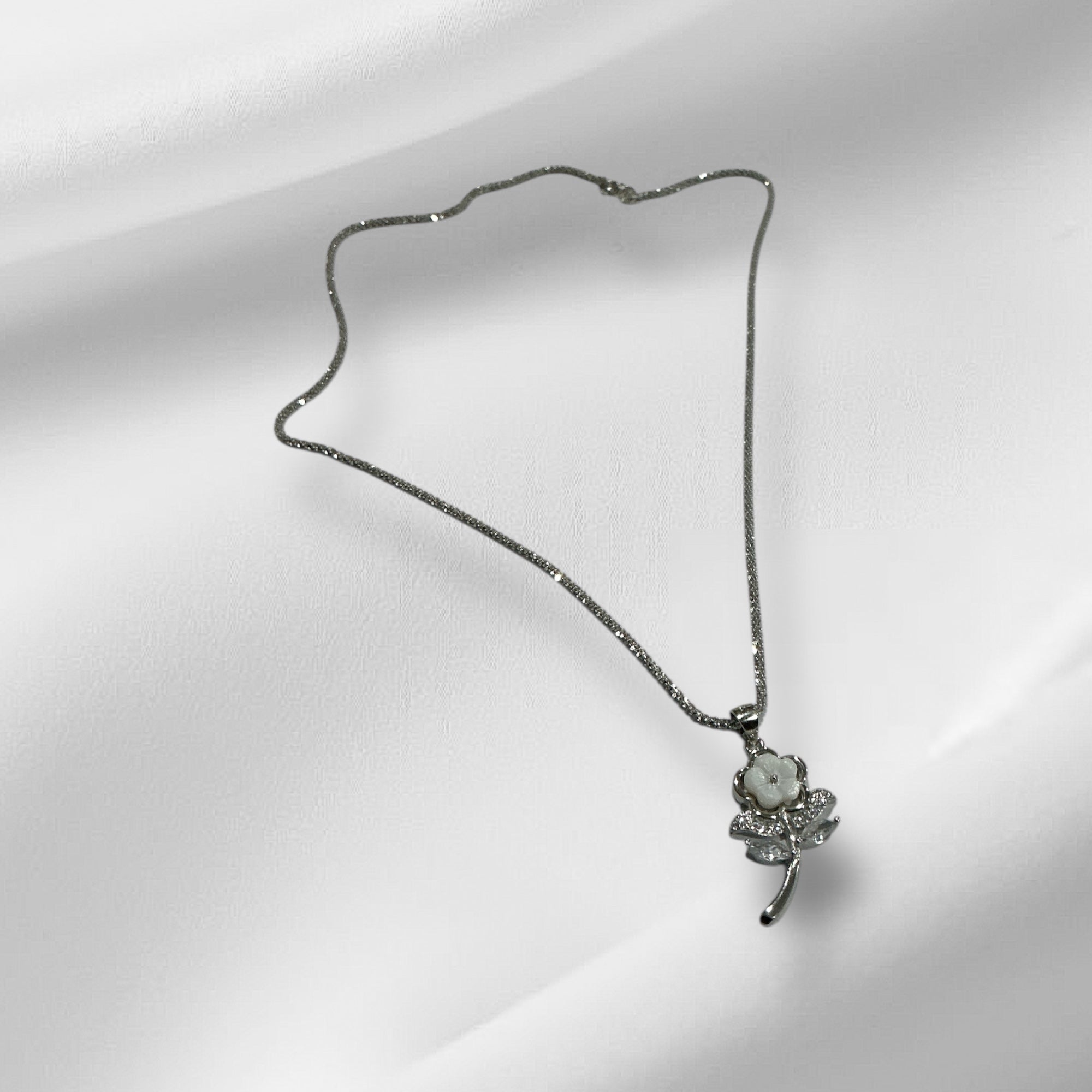 “FLORA GLACE NECKLACE”