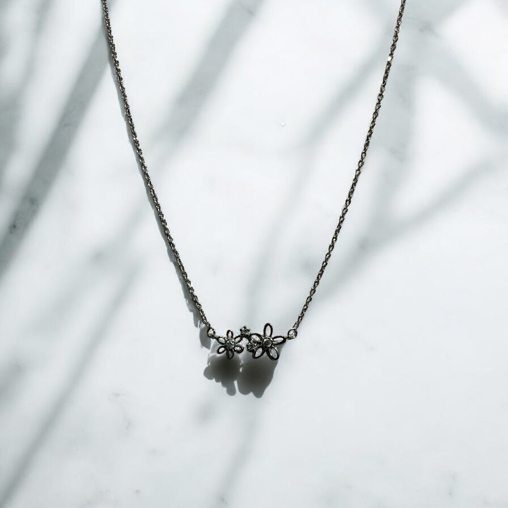 “NOIR FLEUR NECKLACE “