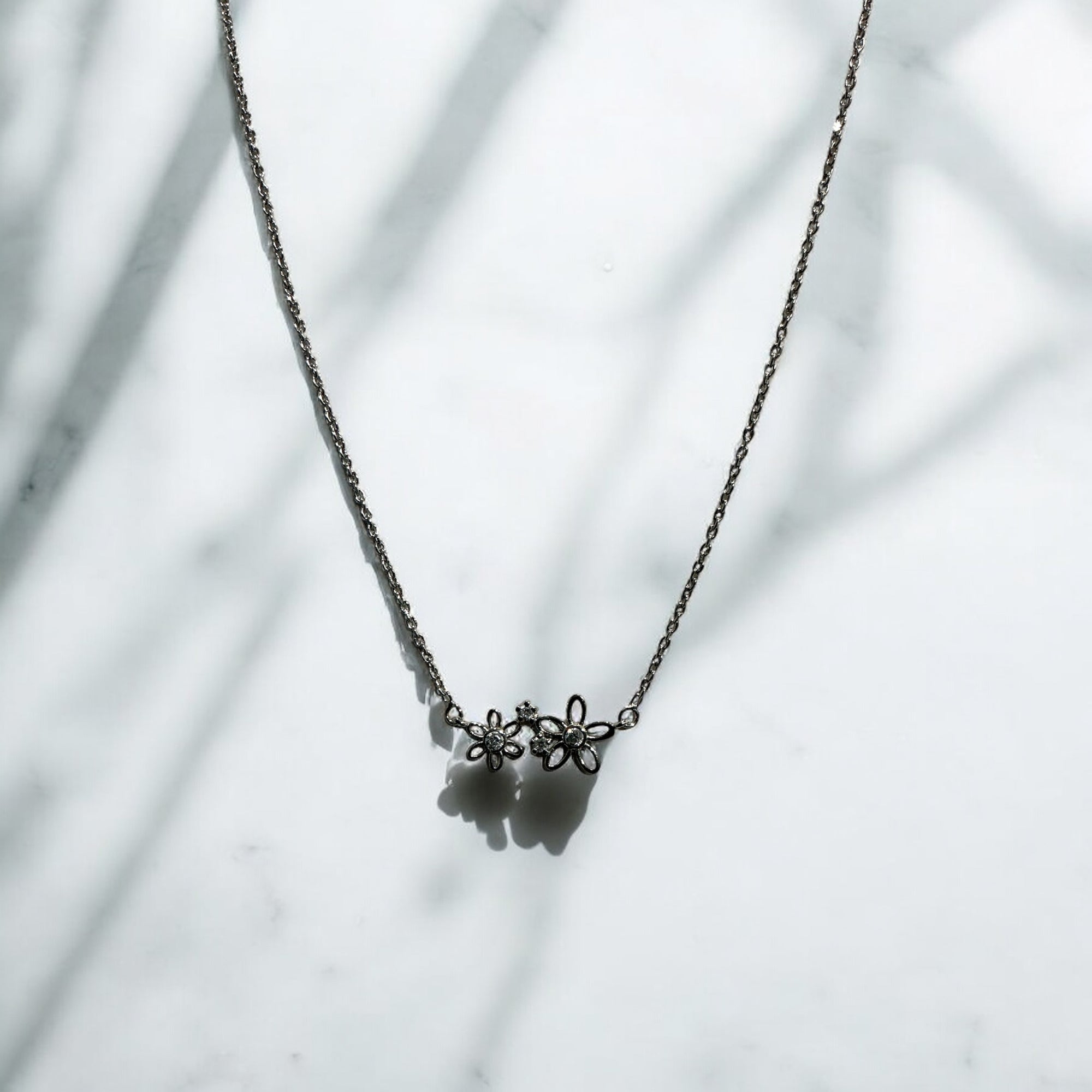 “NOIR FLEUR NECKLACE “