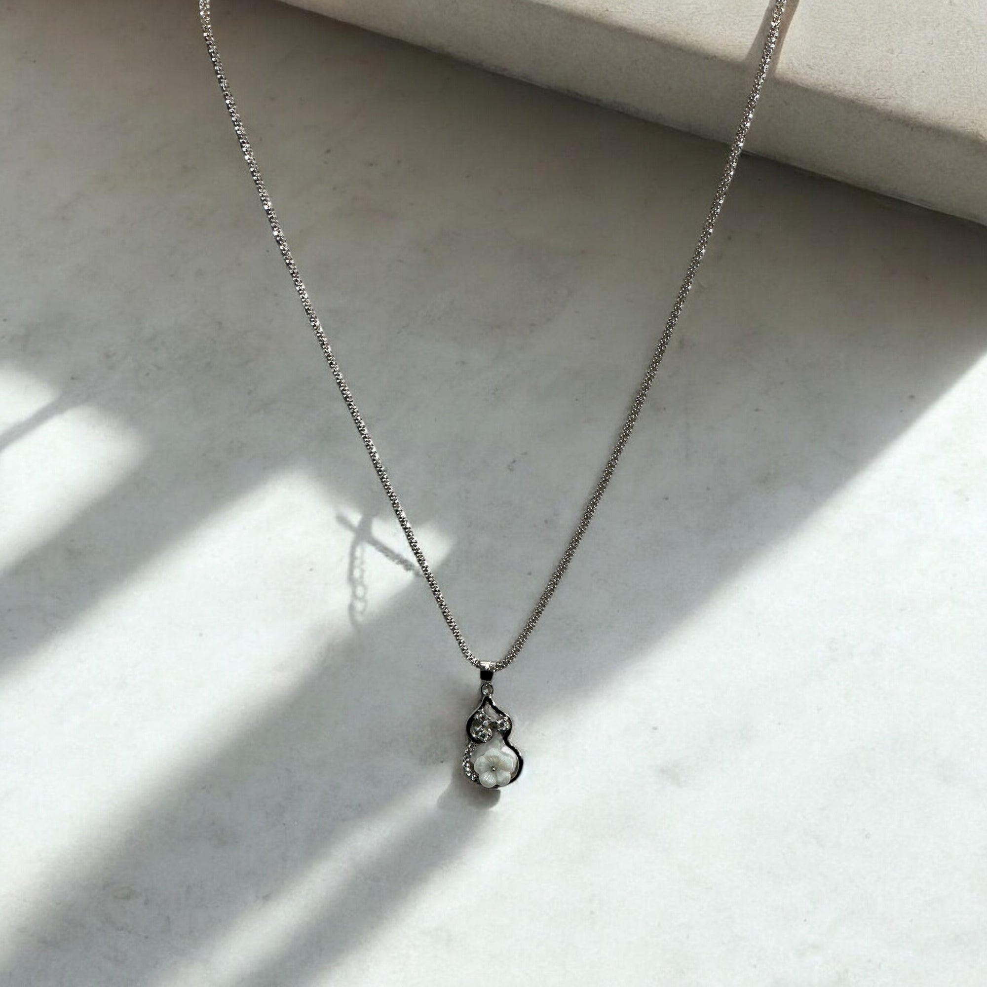 “FLORAL GOURD NECKLACE”