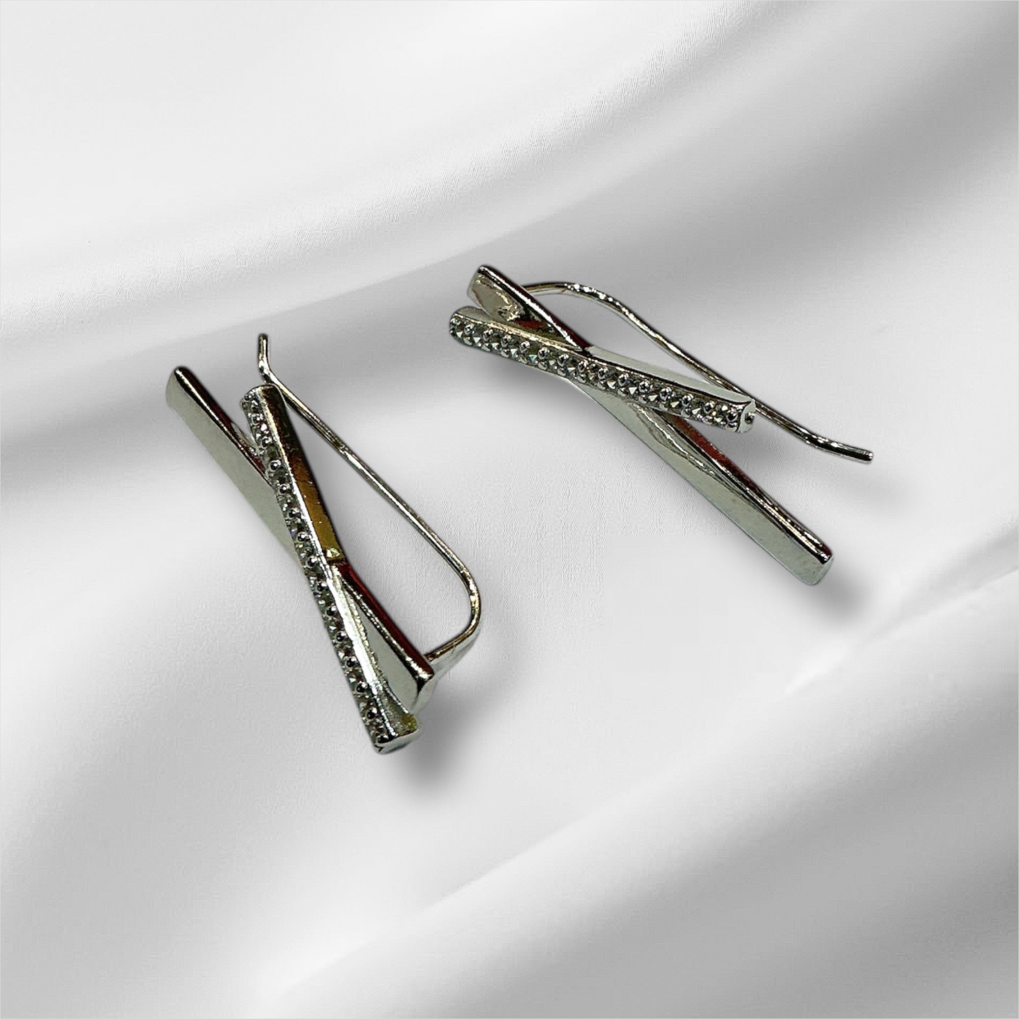 “CRISS GLINT EARRING”