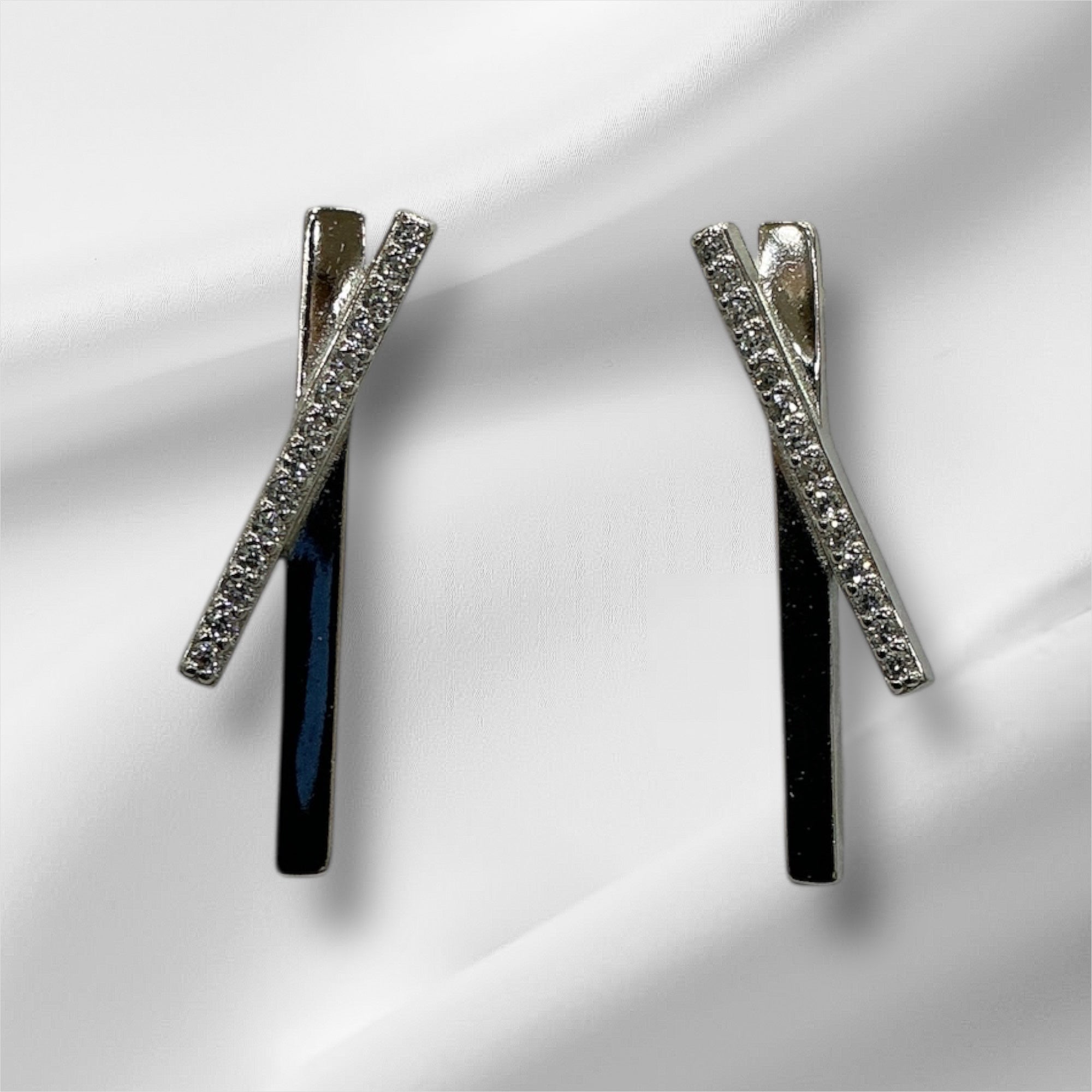 “CRISS GLINT EARRING”