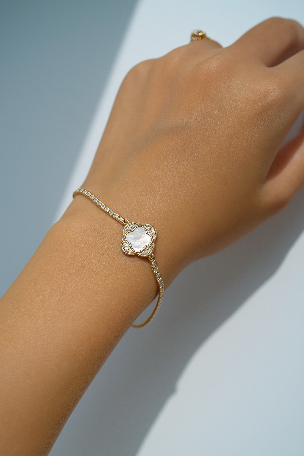 “CLOVER-SHAPED BRACELET"