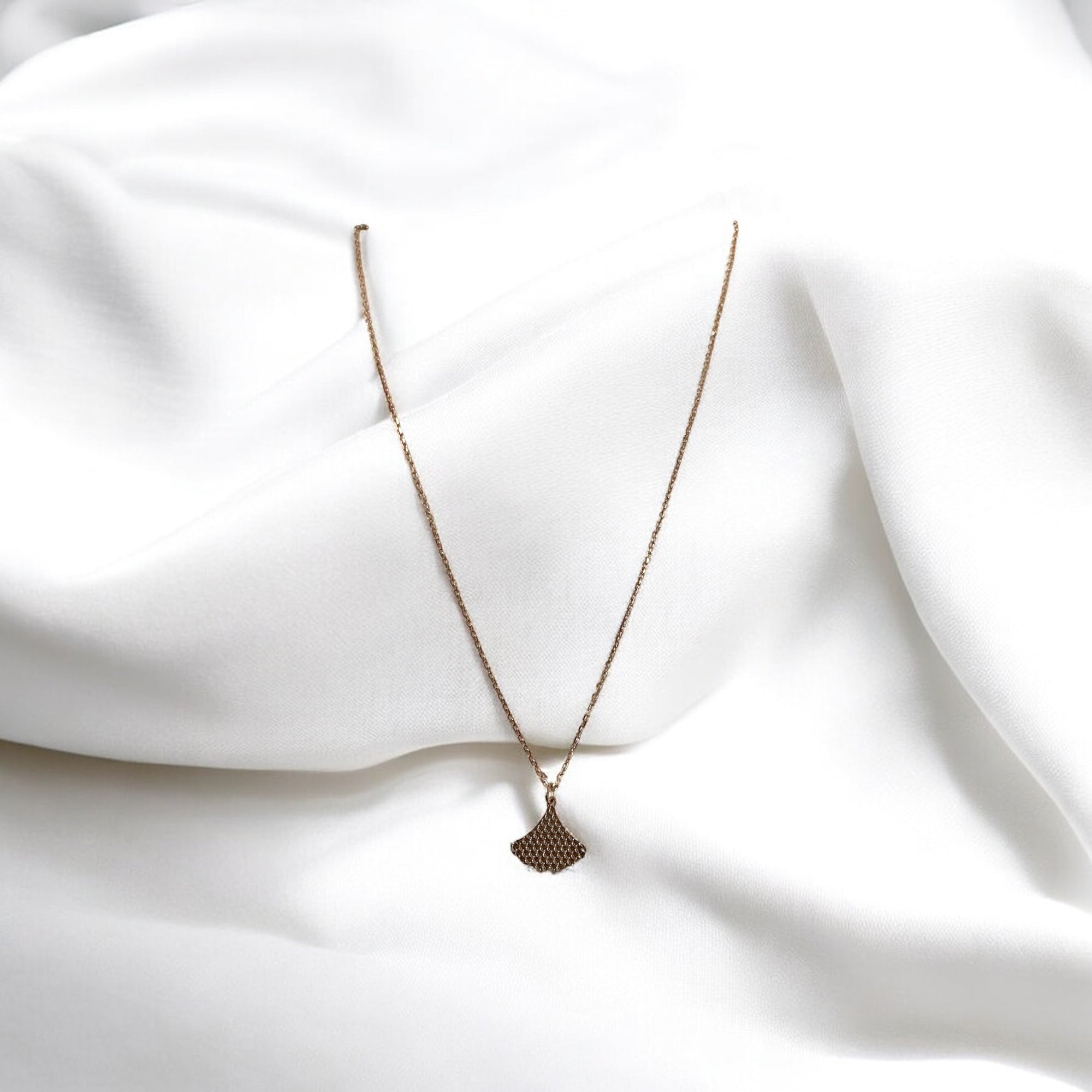 “GOLDEN VEIL NECKLACE”