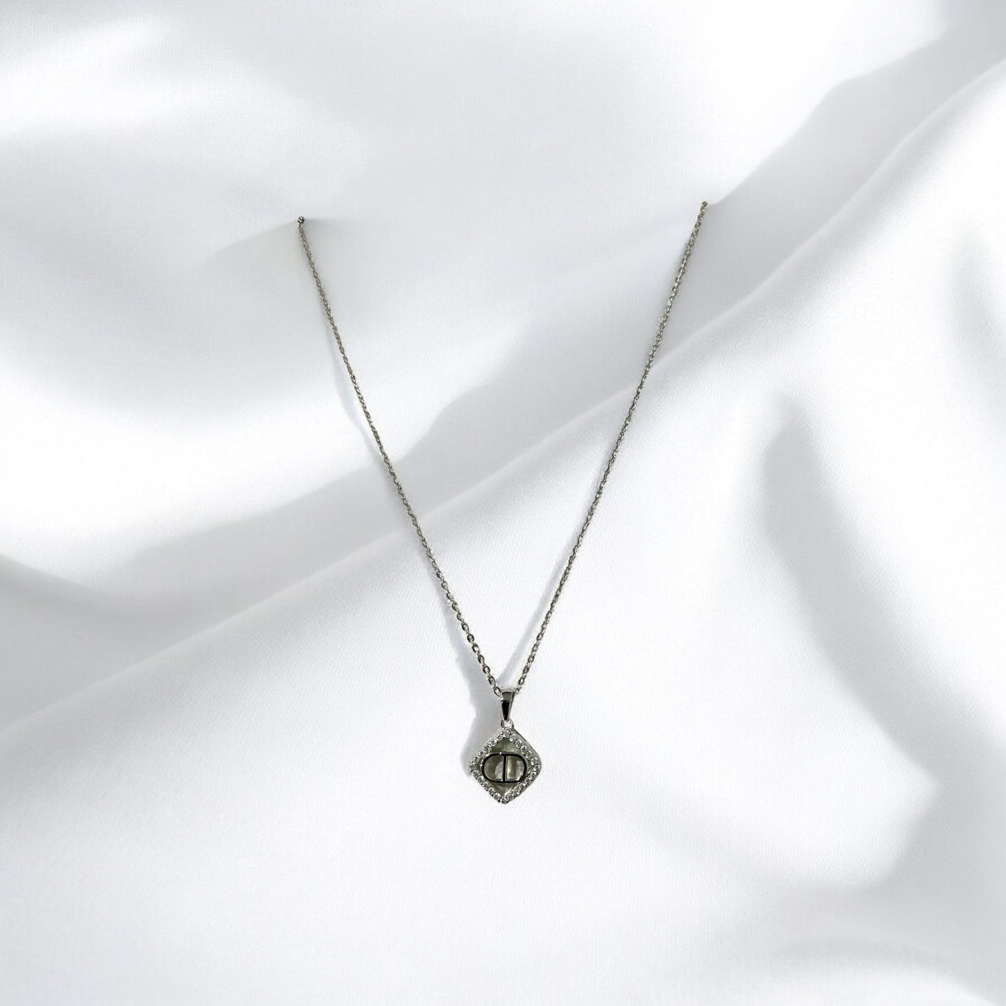 “PEARL GLINT NECKLACE”