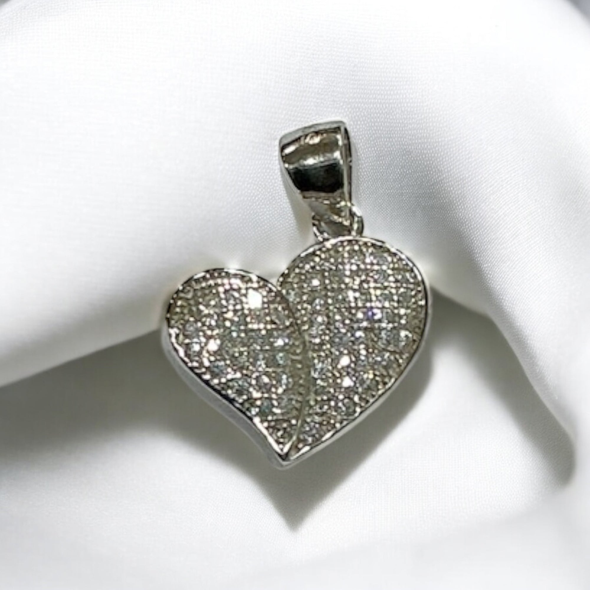 “GLINTHEART PENDANT”