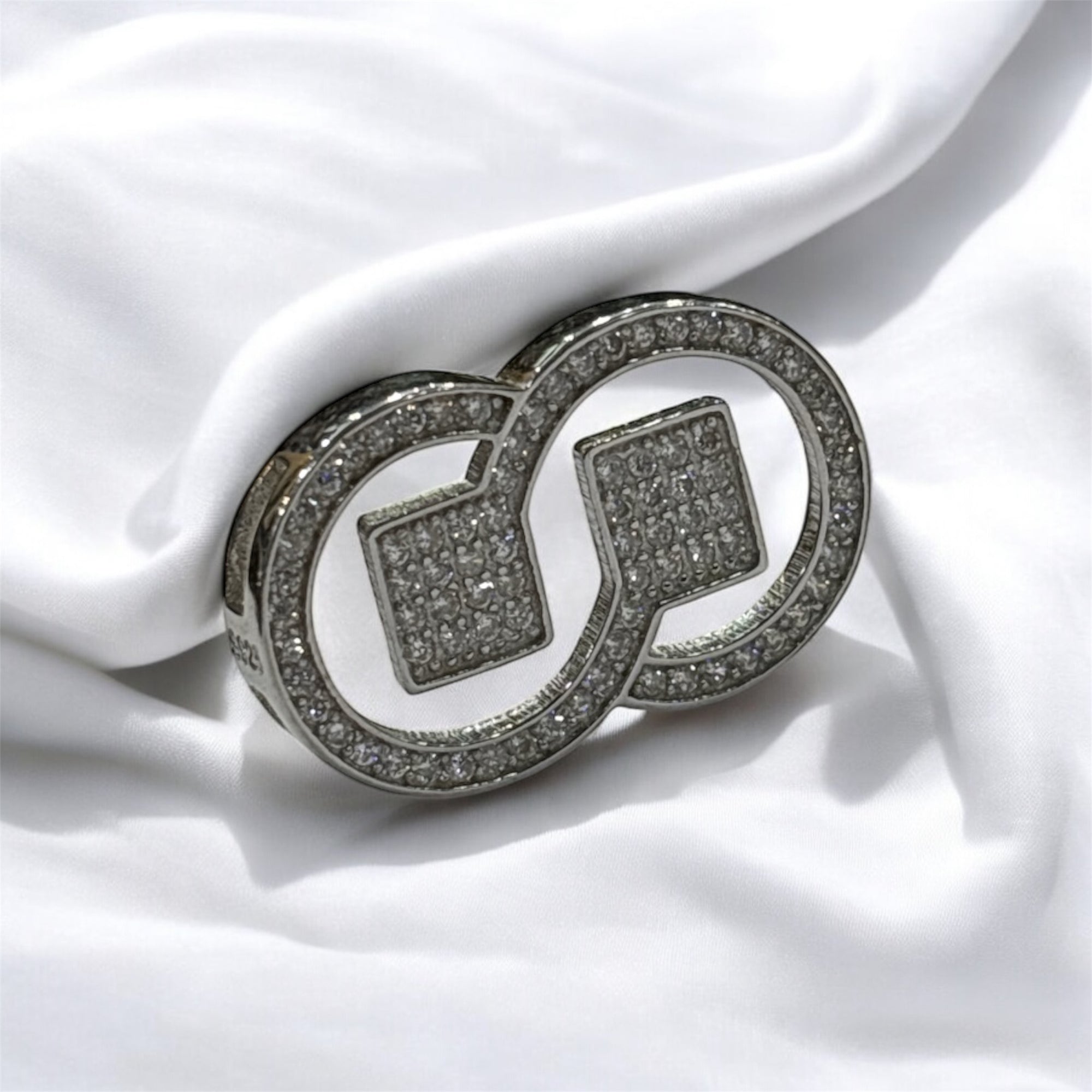 “DUO GLEAM PENDANT”
