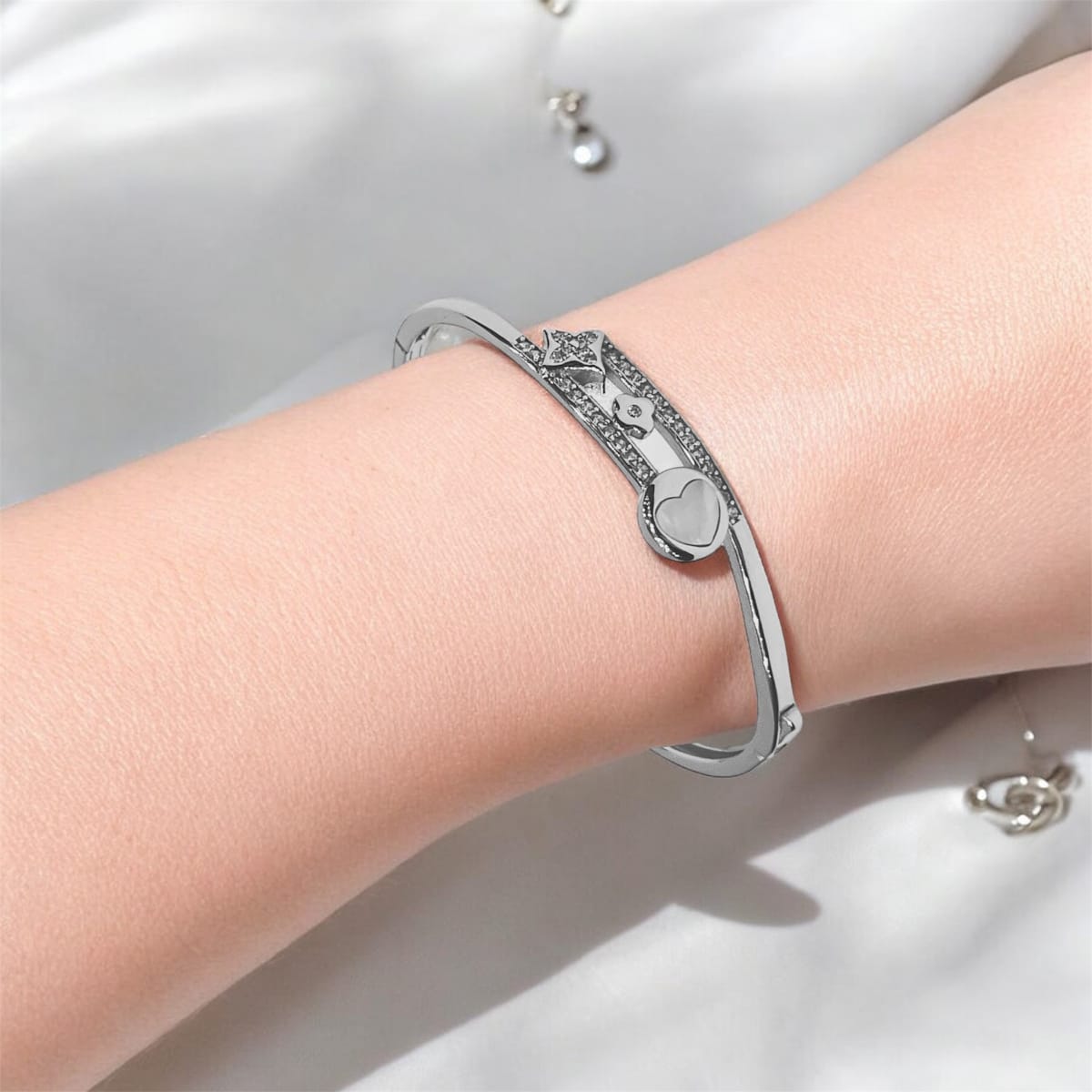 "SPARKLING SAFETY BRACELET"